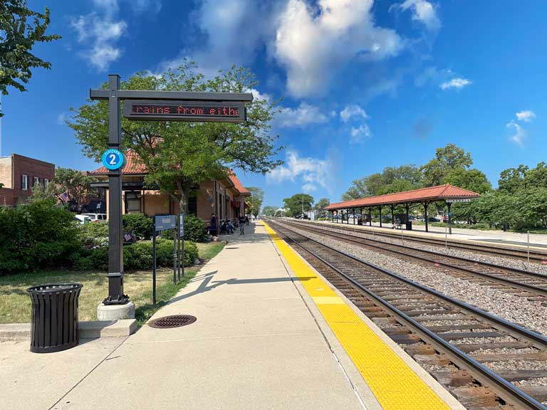 Hinsdale Illinois Train Station Hinsdale, Illinois / Metra Train Station